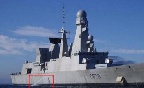 軍艦等大型船舶的側面不停地向外排水：水從哪里來？